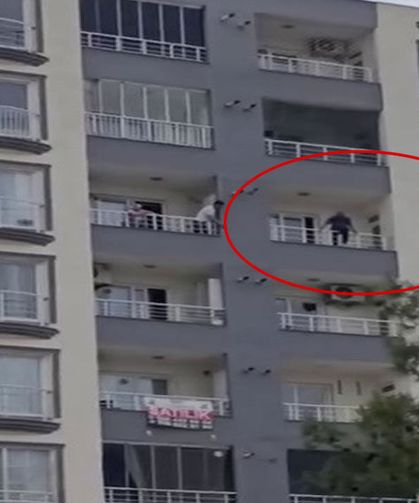 Balkondan kendini sarkıttı, yürekleri ağıza getirdi