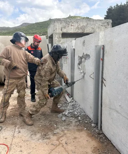 Şırnak’ta Enkazda Arama Kurtarma Eğitimleri Sürüyor