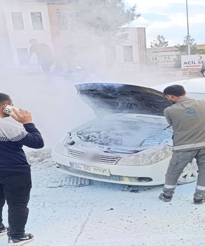 Seyir halindeki araç alevlere teslim oldu