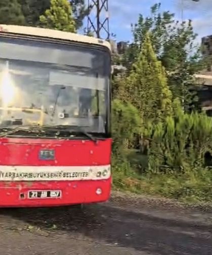Freni patlayan otobüs refüjde durdu