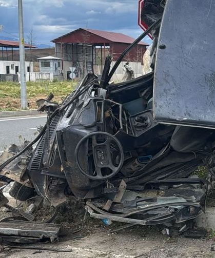 Hayvan yüklü kamyon otomobillere çaptı, 1’i ağır 2 yaralı