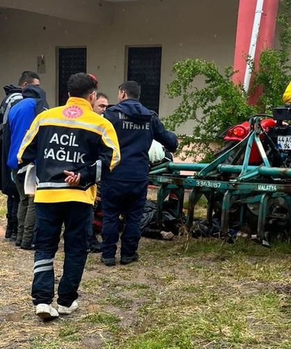 Eski mahalle muhtarı traktörün altında ölü bulundu