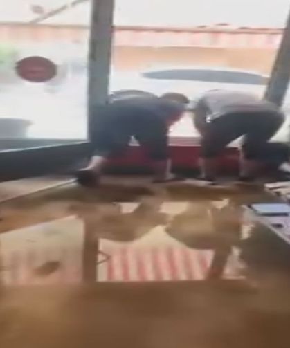 Sağanak ve dolu yağışı, İş yerlerini su bastı