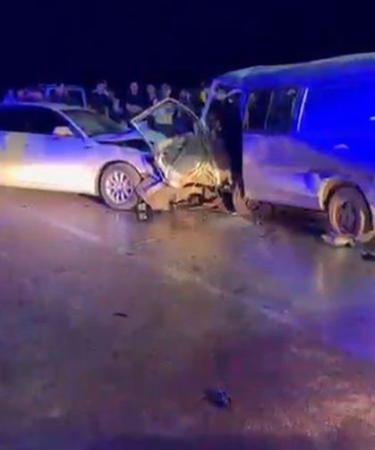 2 araç kafa kafaya çarpıştı, 1 ölü, 12 yaralı