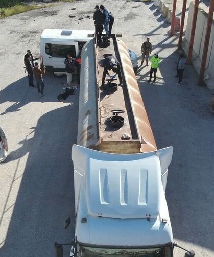 Yakıt tankerinin içinde 30 kaçak göçmen yakalandı