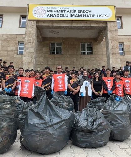 Hakkari'de 400 kişi bir araya gelerek çevre temizliği yaptı