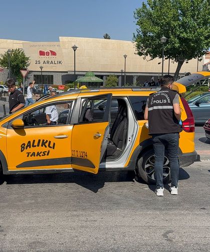 Taksi durağı önünde bıçaklı kavga: 6 yaralı