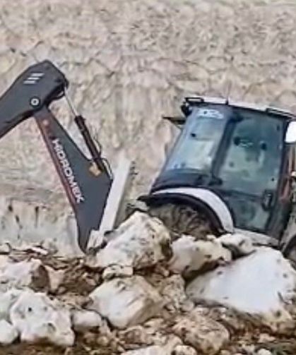 Sınıra yakın yayla yolları kardan temizleniyor