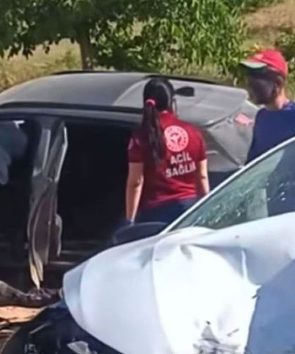 2 otomobil çarpıştı, 5 kişi yaralandı