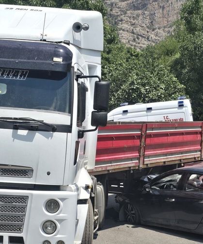 Hakkâri yolunda otomobil tıra çarptı: 1 yaralı