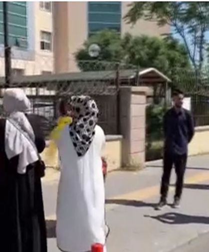 Kadının halay çekmesine erkek bağlama çalarak cevap verdi