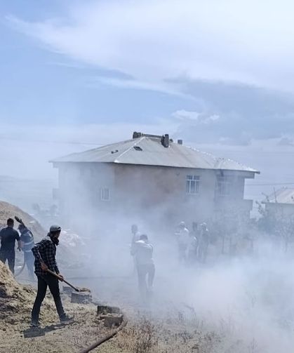 Erciş'te 20 ton saman yanarak kül oldu