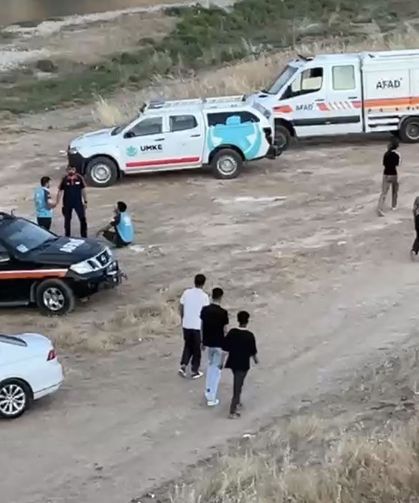 Serinlemek için Çay’a giren genç akıntıya kapıldı