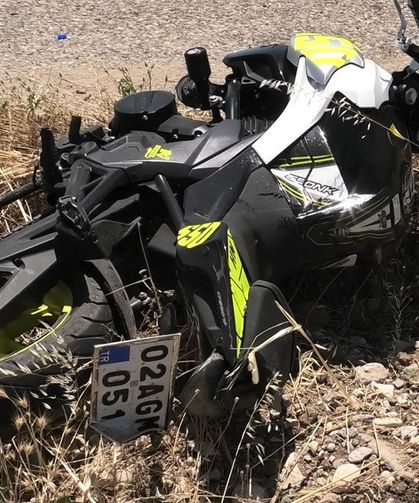 Kamyonet ile motosiklet çarpıştı, 1’i ağır 2 yaralı