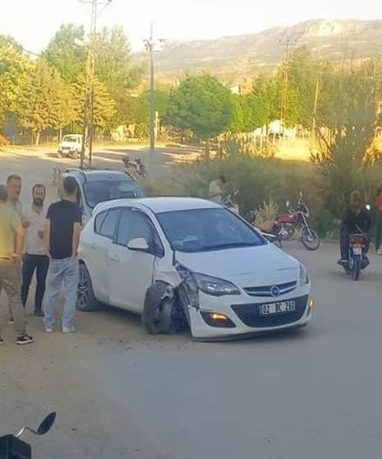 Otomobil elektrik direğine çarptı, 5 yaralı