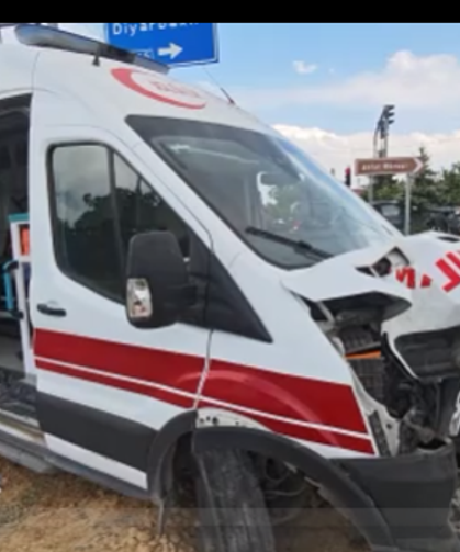 Ambulans ile otomobil çarpıştı: 10 yaralı