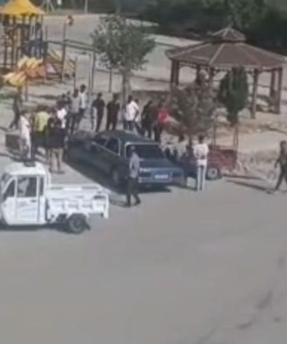 Otomobil önce çöp konteynerine sonra motosiklete çarptı