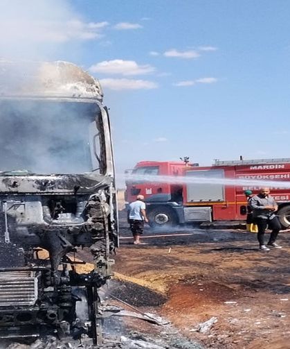 Buğday yüklü tır alevlere teslim oldu