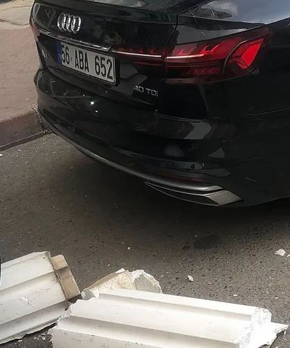 Apartmanın dış cephe kaplaması otomobilin üzerine düştü