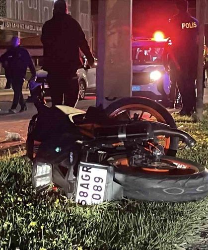 Aydınlatma direğine çarpan motosikletteki 2 ağır yaralandı
