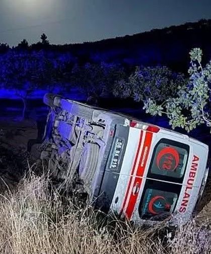 Siirt'te sağlıkçıların olduğu ambulans devrildi