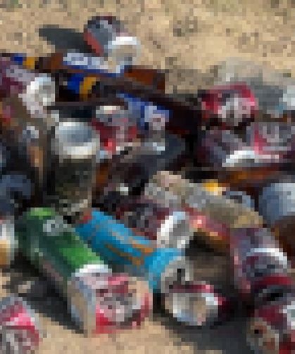 Mezarlığın yanı başındaki alkol şişeleri tepki çekti