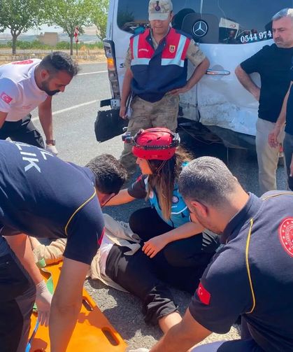 Otomobil yolcu minibüsüne arkadan çarptı: 12 yaralı