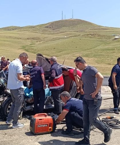 Kamyonla otomobil çarpıştı: 2 ölü, 1 yaralı
