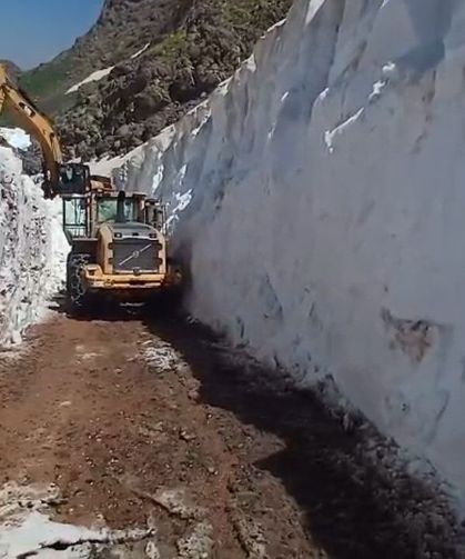 Şırnak sınırında temmuz ayında kar tünelleri