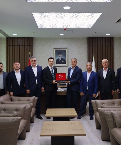 Memur-Sen heyetinden Kaymakam Kaya’ya bayrak hediyesi