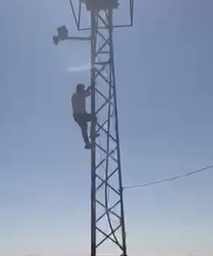 Kaçak trafonun sökülmesini engellemek için elektrik direğine çıktı