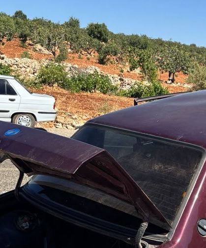 Otomobil refüje çarptı 3 kişi yaralandı