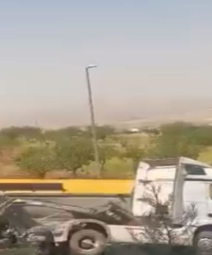 Siirt’te kum yüklü bir kamyon devrildi