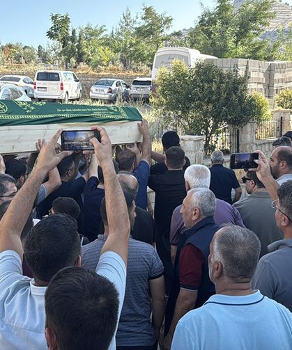 Kazada hayatını kaybeden 2 kişi toprağa verildi