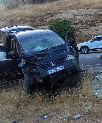 İki otomobil çarpıştı 9 kişi yaralandı