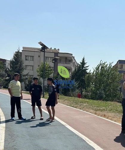 Selfie çekerken sulama kanalına düştü, vatandaşlar kurtardı