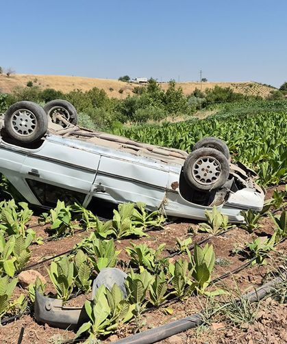 Takla atan otomobildeki 3 kişi yaralandı