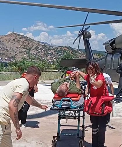 Yılanın ısırdığı şahıs helikopterle hastaneye kaldırıldı