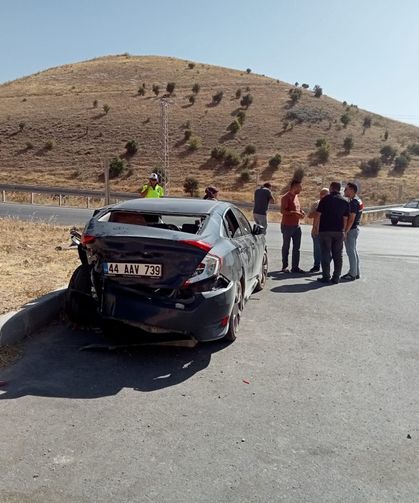 İki otomobil çarpıştı: 8 yaralı