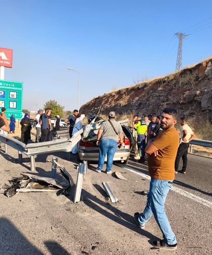 Otomobil bariyerlere çarptı: 1 ölü, 1 yaralı
