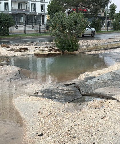 Patlayan su hattı yolu çökertti: Otomobil çukura düştü