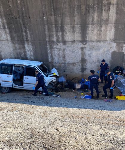 Kontrolden çıkan araç köprüden şarampole uçtu: 2 ölü