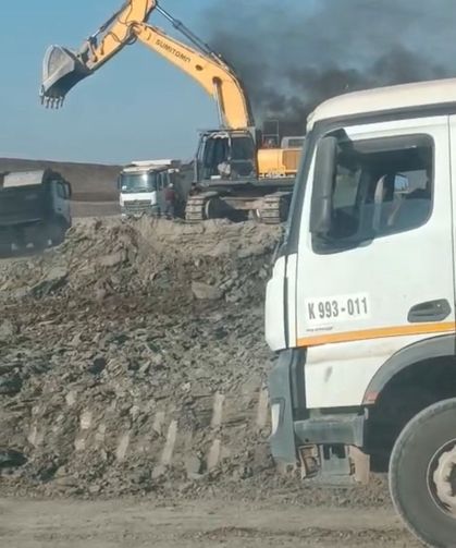 Siirt’te demir yolu inşaatında iş makinesi yandı