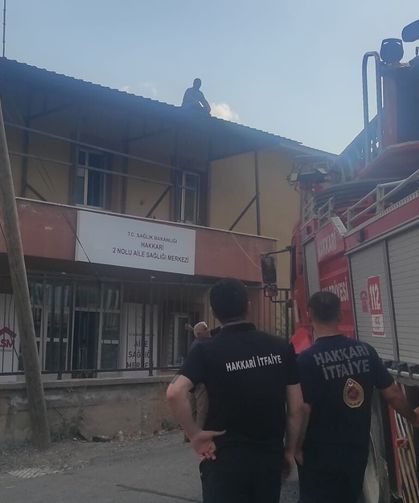Çatıda mahsur kalan işçi kurtarıldı