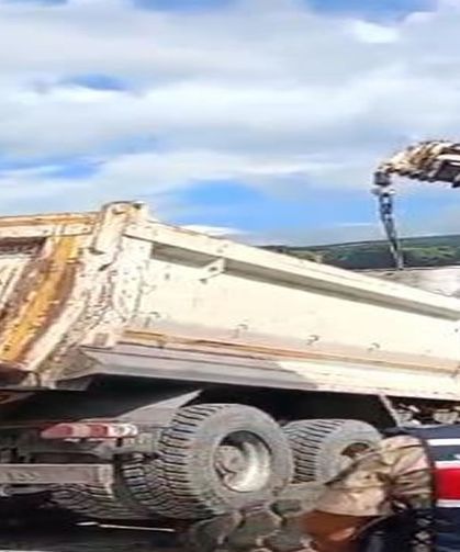 Asfalt yüklü kamyon devrildi kara yolu ulaşıma kapatıldı