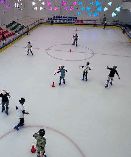 Çocuklar yaz tatilinin son günlerini buz pistinde geçiriyor