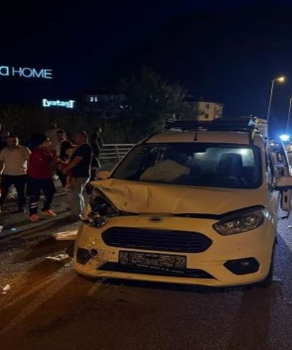 Hafif ticari araç otomobile çarptı 7 yaralı