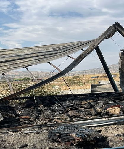 Köy evi ve traktör yangında kullanılamaz hale geldi