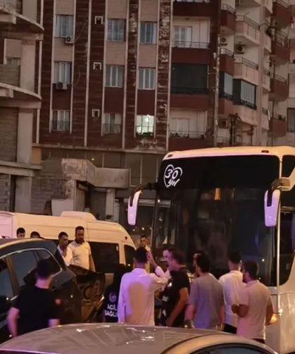 İki otomobil ve 1 otobüs çarpıştı