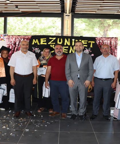 Okuma yazma öğrenen anneler mezuniyet sevinci yaşadı